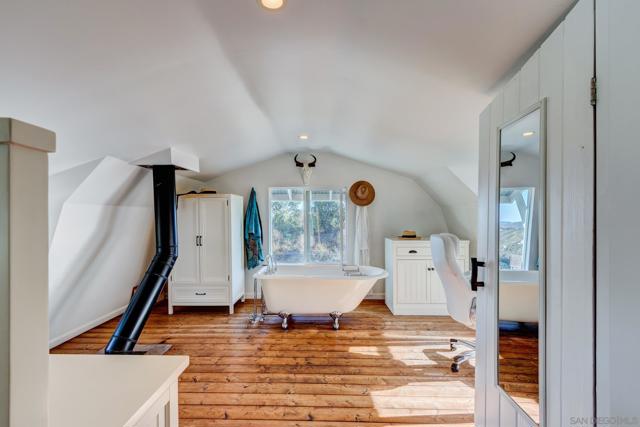 23898 Crown Hill Ln, Escondido CA: https://media.crmls.org/mediaz/54d9a51b-755b-462f-81f3-d042a703b224.jpg