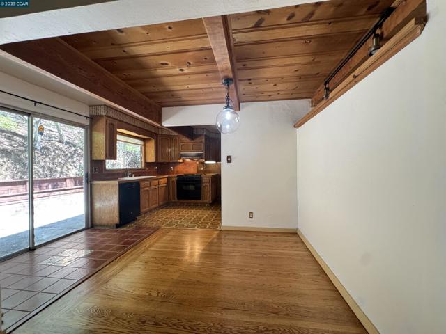 919 Janet Ln, Lafayette CA: https://media.crmls.org/mediaz/54d9a7b8-ad18-4ef7-9f35-ecb357ad4d7e.jpg
