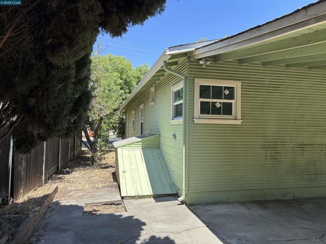 415 W 9Th St, Antioch CA: https://media.crmls.org/mediaz/54d9a837-664c-4ea5-b7a2-db66689059df.jpg