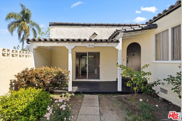 1903 Holmby Avenue, Los Angeles CA: https://media.crmls.org/mediaz/54da6637-e1dd-4e45-bf5c-d20872865b94.jpg
