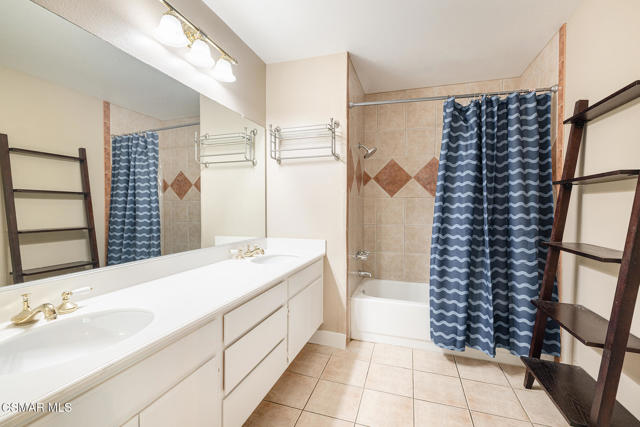 11554 Chestnut Ridge Street, Moorpark CA: https://media.crmls.org/mediaz/54daea10-7a38-460f-b70c-3a4a06f323d4.jpg
