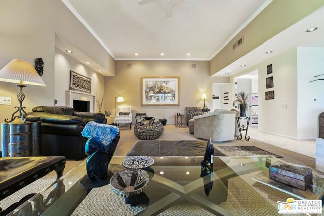 1445 Via Isla, Palm Springs CA: https://media.crmls.org/mediaz/54db1175-89dc-4495-a379-d19b725a0d28.jpg