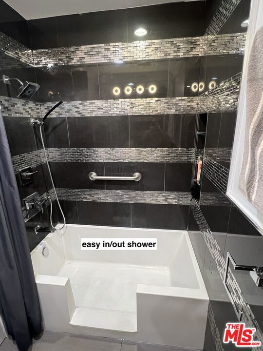 950 N Kings Road, West Hollywood CA: https://media.crmls.org/mediaz/54db2959-d452-48d7-a153-c5fc53e09523.jpg