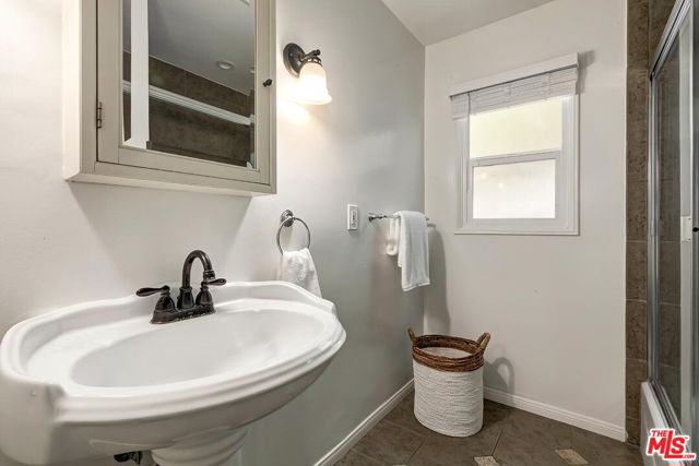 4208 Jasmine Avenue, Culver City CA: https://media.crmls.org/mediaz/54db76ea-c75b-46e8-9db4-adc643cf751f.jpg