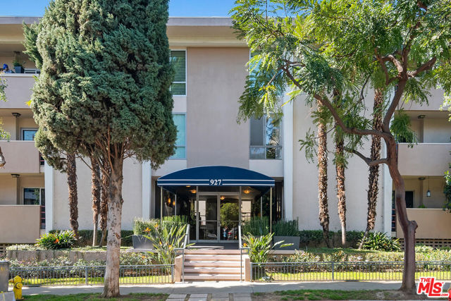 927 N Kings Road, West Hollywood CA: https://media.crmls.org/mediaz/54dc1f84-03f5-43b1-a4c3-853d41603cd6.jpg