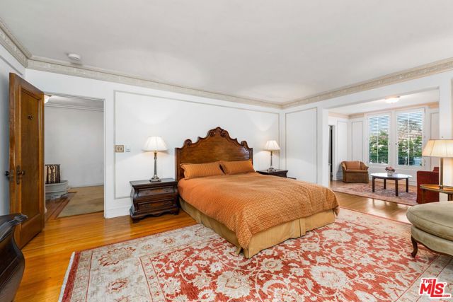 191 S Hudson Avenue, Los Angeles CA: https://media.crmls.org/mediaz/54dd2d90-0c53-46bc-9100-eb2813f84063.jpg