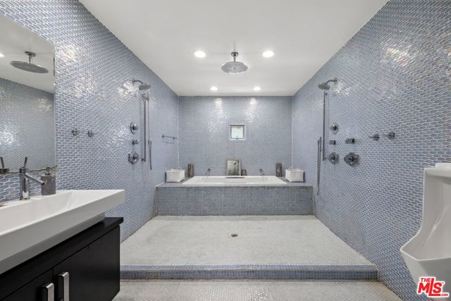 2014 Pacific Avenue, Venice CA: https://media.crmls.org/mediaz/54dd415c-7a29-4700-ae5d-ecb0c6e53af0.jpg