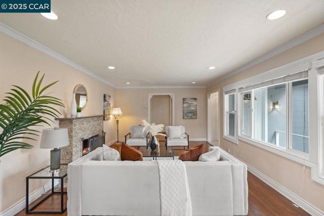 2401 Casa Way, Walnut Creek CA: https://media.crmls.org/mediaz/54ddc17f-752c-40c3-b8b1-09176bc855c2.jpg