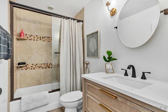 8515 Villa La Jolla Drive, La Jolla CA: https://media.crmls.org/mediaz/54ddfd86-02a9-49f6-9958-24dd70d974bd.jpg