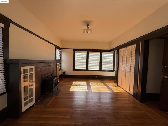 3999 Clarke, Oakland CA: https://media.crmls.org/mediaz/54de8526-08f9-4289-86ba-e010fb8e5a21.jpg