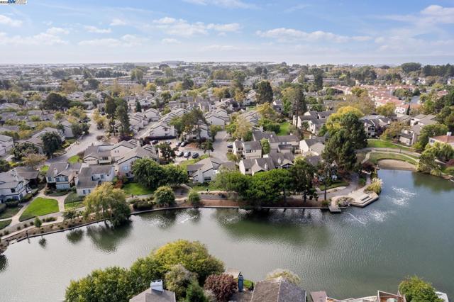 101 Carob Ln, Alameda CA: https://media.crmls.org/mediaz/54e03220-6696-4db1-80ce-cd523e3b4add.jpg