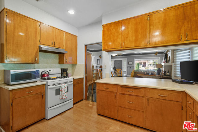 2114 W 28th Street, Los Angeles CA: https://media.crmls.org/mediaz/54e05bf5-92fb-4112-84d3-e42c9c807826.jpg