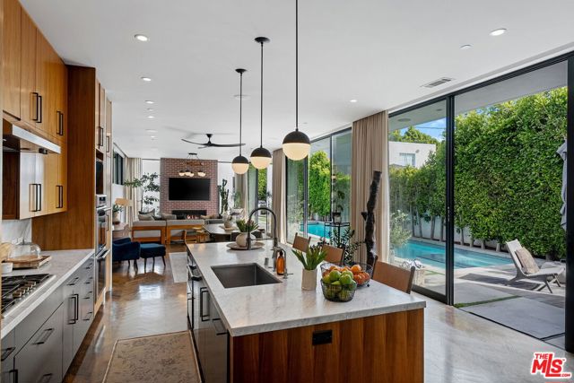 1102 Amoroso Place, Venice CA: https://media.crmls.org/mediaz/54e1e5b6-b69b-4d6b-ae69-57daa102980d.jpg