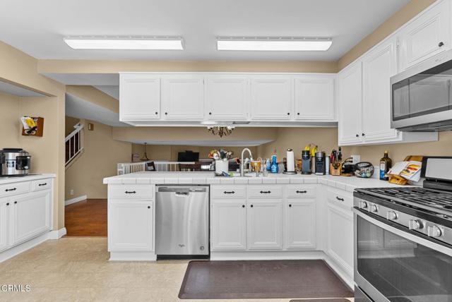 Detail Gallery Image 7 of 34 For 18360 Collins St #L,  Tarzana,  CA 91356 - 2 Beds | 2/1 Baths