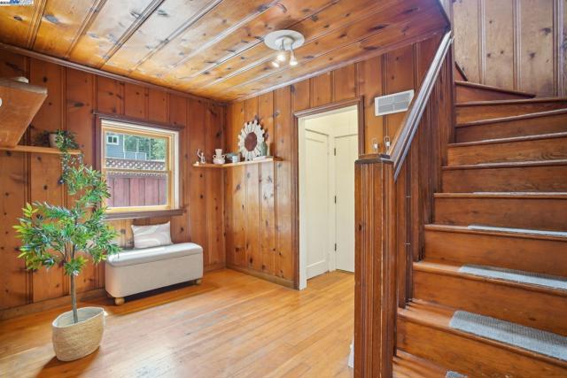 400 Paloma Ave, Pacifica CA: https://media.crmls.org/mediaz/54e2b40e-5c3c-4c8e-b94d-7a32e0f1f942.jpg