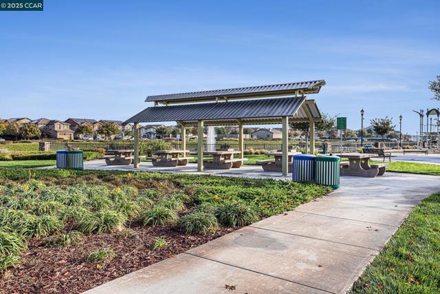 208 Littleton St, Oakley CA: https://media.crmls.org/mediaz/54e3d394-89c1-4210-be5d-a8277b4500c0.jpg