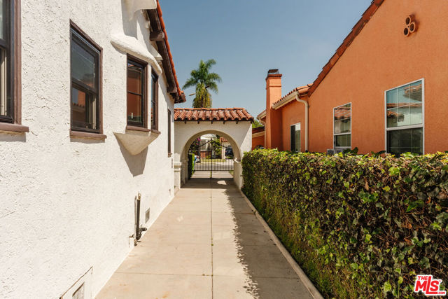 3975 Sutro Avenue, Los Angeles CA: https://media.crmls.org/mediaz/54e48213-e3f3-4f9e-859a-cae19bbb5cf5.jpg