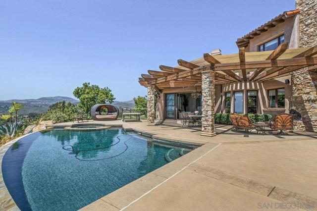 19557 Fortuna Del Este, Escondido CA: https://media.crmls.org/mediaz/54e4e709-7d3d-4da5-9ac7-3d4449862079.jpg