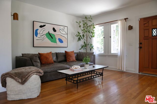 898 N Chester Avenue, Pasadena CA: https://media.crmls.org/mediaz/54e6f42a-ec33-4782-809a-6a03b1576631.jpg