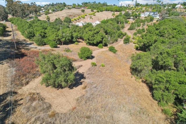 1797 99 Rabbit Hill, Fallbrook CA: https://media.crmls.org/mediaz/54e71552-210d-493f-9fb5-5ab7a1ec66d8.jpg