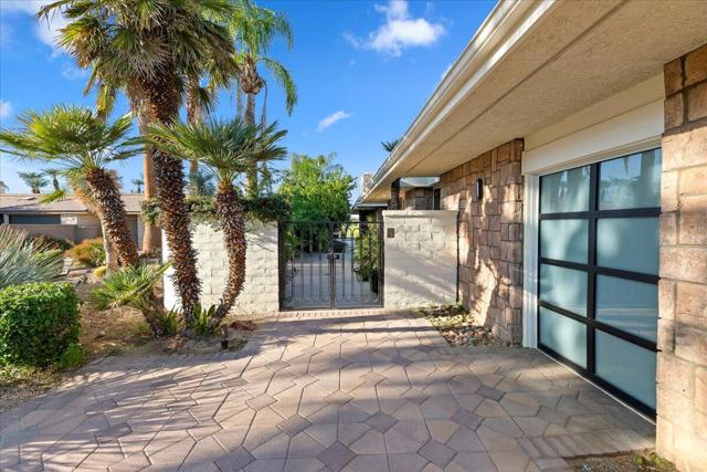 2 Deerfield Court, Rancho Mirage CA: https://media.crmls.org/mediaz/54e7e0e0-6575-4a6e-99cf-0cc516644e3a.jpg