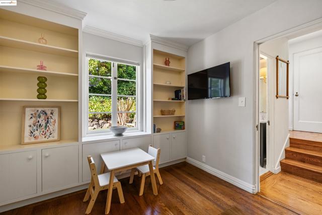 5701 La Salle Ave, Oakland CA: https://media.crmls.org/mediaz/54e99fed-b1db-45fe-ad30-2909b3898e8f.jpg