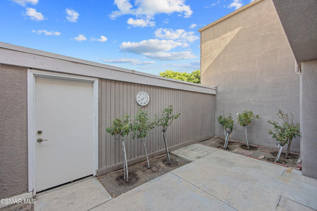 18134 Killion Street, Tarzana CA: https://media.crmls.org/mediaz/54ea962c-2ee7-43df-814c-985fcb804a4b.jpg