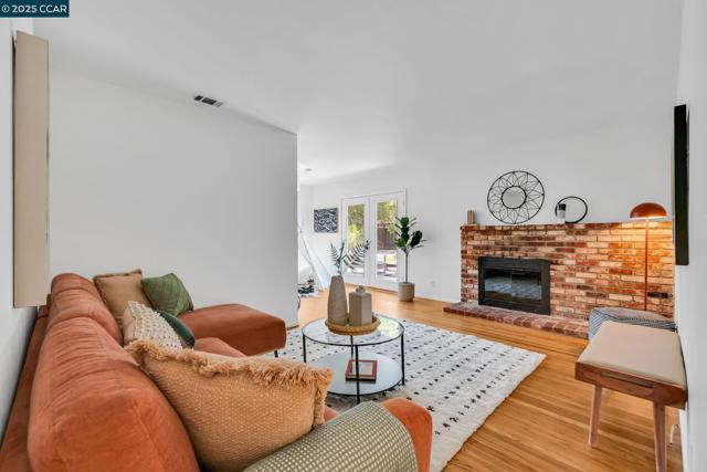 57 Jemco Ct, Pleasant Hill CA: https://media.crmls.org/mediaz/54eaa424-acf4-4498-b44e-4da7a659b161.jpg