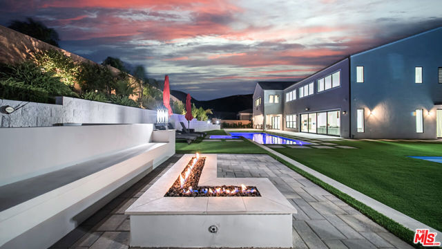 12553 N Ridgeline Road, Porter Ranch CA: https://media.crmls.org/mediaz/54ebcb0f-78ee-4af7-841e-c5ffabb9a471.jpg