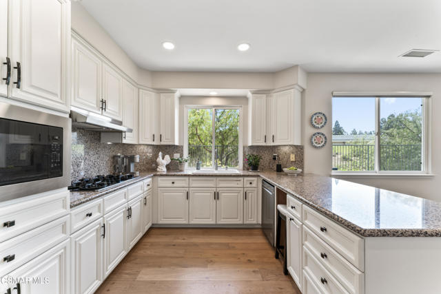 4543 Silverbell Circle, Moorpark CA: https://media.crmls.org/mediaz/54ec654b-ecdc-4b12-9c1c-6e81129adb79.jpg