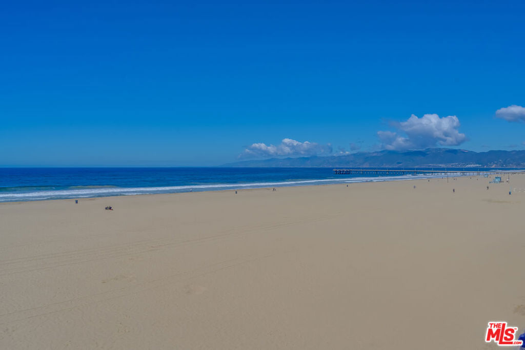 https://media.crmls.org/mediaz/54ecdbd2-1014-4934-9d91-820a4816d2c8.jpg?preset=X-Large