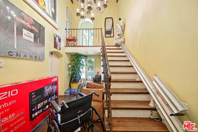 602 N Crescent Drive, Beverly Hills CA: https://media.crmls.org/mediaz/54edc1ea-6576-4993-911e-55158032061c.jpg