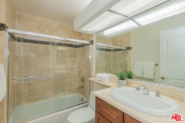 1747 S Barrington Avenue, Los Angeles CA: https://media.crmls.org/mediaz/54edcbb5-6611-4733-b654-71594a815ac6.jpg
