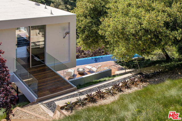 9727 Oak Pass Road, Beverly Hills CA: https://media.crmls.org/mediaz/54edd29c-638b-431e-939a-458106043502.jpg