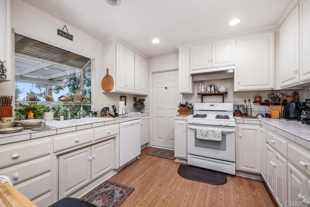 Detail Gallery Image 9 of 10 For 1292 Sunset Dr, Vista,  CA 92081 - 4 Beds | 3 Baths