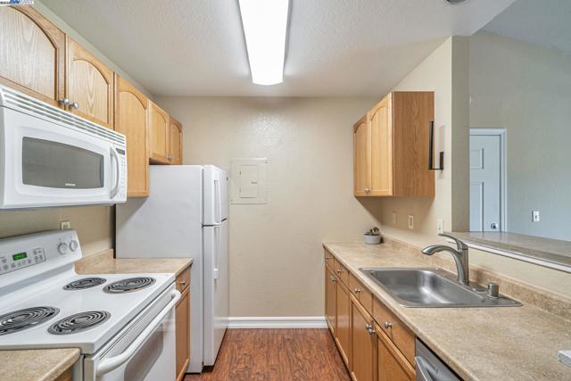 275 Reflections Dr, San Ramon CA: https://media.crmls.org/mediaz/54f02a0d-41ca-4774-9c59-2acc8b59d728.jpg