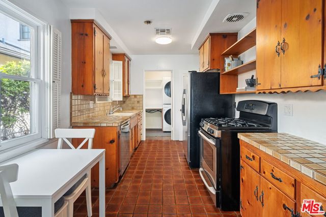 11319 Rose Avenue, Los Angeles CA: https://media.crmls.org/mediaz/54f02f14-b0a0-465f-999c-00d8273d14b8.jpg