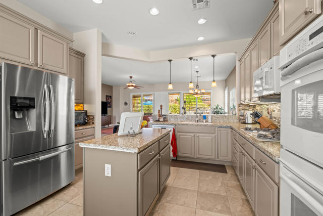 80166 Avenida Aliso, Indio CA: https://media.crmls.org/mediaz/54f1664d-43c0-4ef4-a485-d743c08ff4a9.jpg