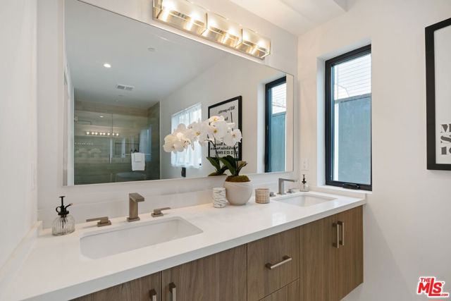 3809 S Verona Court, Los Angeles CA: https://media.crmls.org/mediaz/54f24a0e-5eac-4e63-9991-2b1f1c3d8b10.jpg