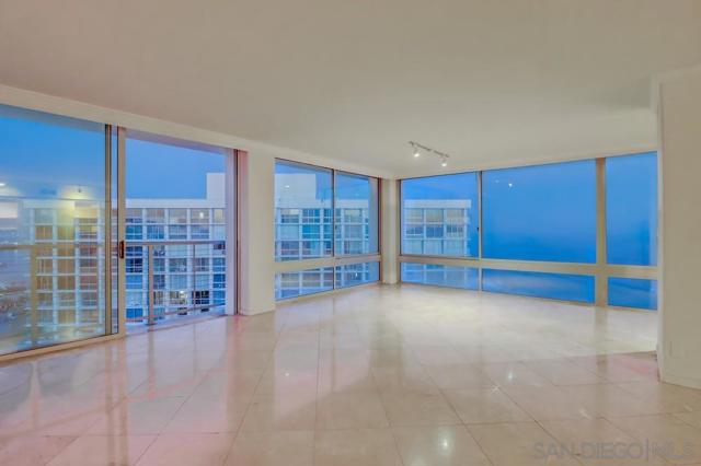 1720 Avenida Del Mundo, Coronado CA: https://media.crmls.org/mediaz/54f2f306-6b95-4d35-925b-d9cce2c0a6ae.jpg