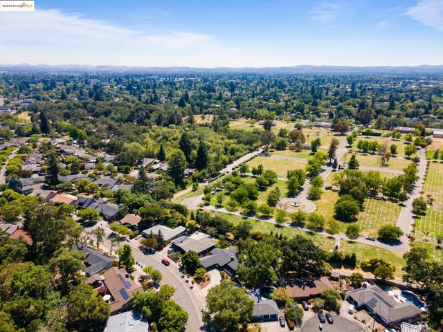 2041 Hidden Valley Dr, Santa Rosa CA: https://media.crmls.org/mediaz/54f30cec-5c05-4757-b67c-1d3c22239626.jpg