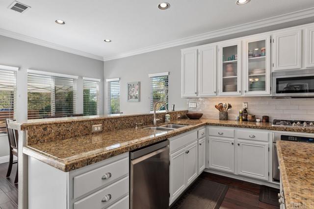 2119 SAND CREST Way, San Marcos CA: https://media.crmls.org/mediaz/54f3f317-c137-4c15-81c1-563f64e9e488.jpg