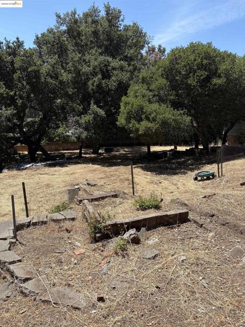 5415 Leona Street, Oakland CA: https://media.crmls.org/mediaz/54f4626d-2660-4a3f-946a-a2e5e4634fd3.jpg
