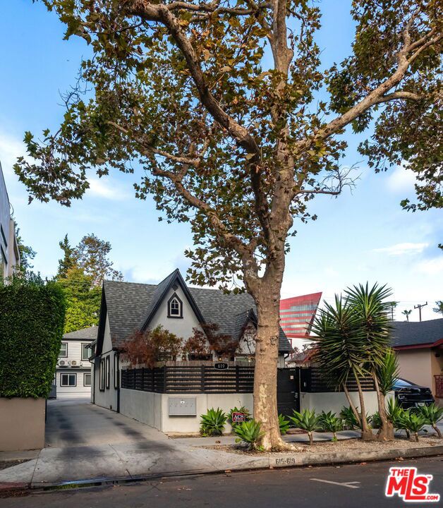 617 Westmount Drive, West Hollywood CA: https://media.crmls.org/mediaz/54f4c8cb-9bbf-49d1-b02d-c4aebad9ad3f.jpg