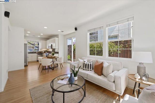 3989 Strafford Ct, Dublin CA: https://media.crmls.org/mediaz/54f4dd7d-6d9e-4f6a-8af0-5a36a271c06f.jpg