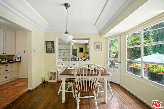 602 N Crescent Drive, Beverly Hills CA: https://media.crmls.org/mediaz/54f5e16b-a69a-4469-83ed-ea88dbebe2ce.jpg