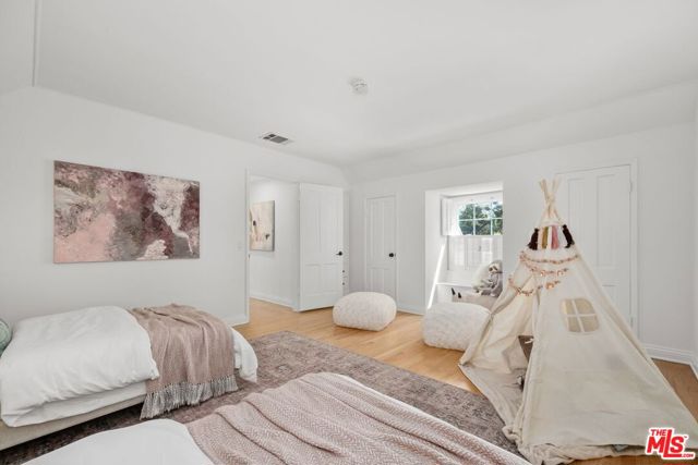 135 N Canyon View Drive, Los Angeles CA: https://media.crmls.org/mediaz/54f690d3-5f56-4c61-b8fd-164447a16d87.jpg