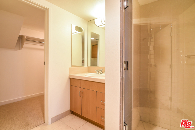 13700 MARINA POINTE Drive, Marina del Rey CA: https://media.crmls.org/mediaz/54f6eaf0-dbdf-4998-9efd-a507c4a6eeaa.jpg