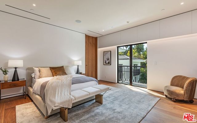 927 N Whittier Drive, Beverly Hills CA: https://media.crmls.org/mediaz/54f70dcc-1a35-44d6-905a-123ad2e0d0aa.jpg