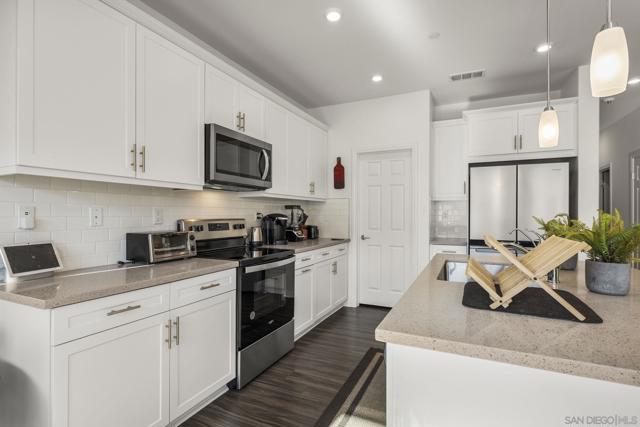 532 Enzo St, Lake Elsinore CA: https://media.crmls.org/mediaz/54f8a11b-92e1-4393-b117-24e97d800807.jpg